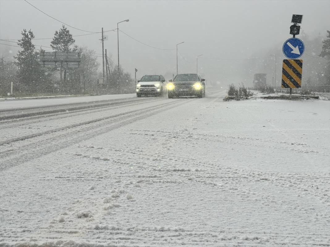 Beklenen kar yağışı başladı, trafik aksıyor 15